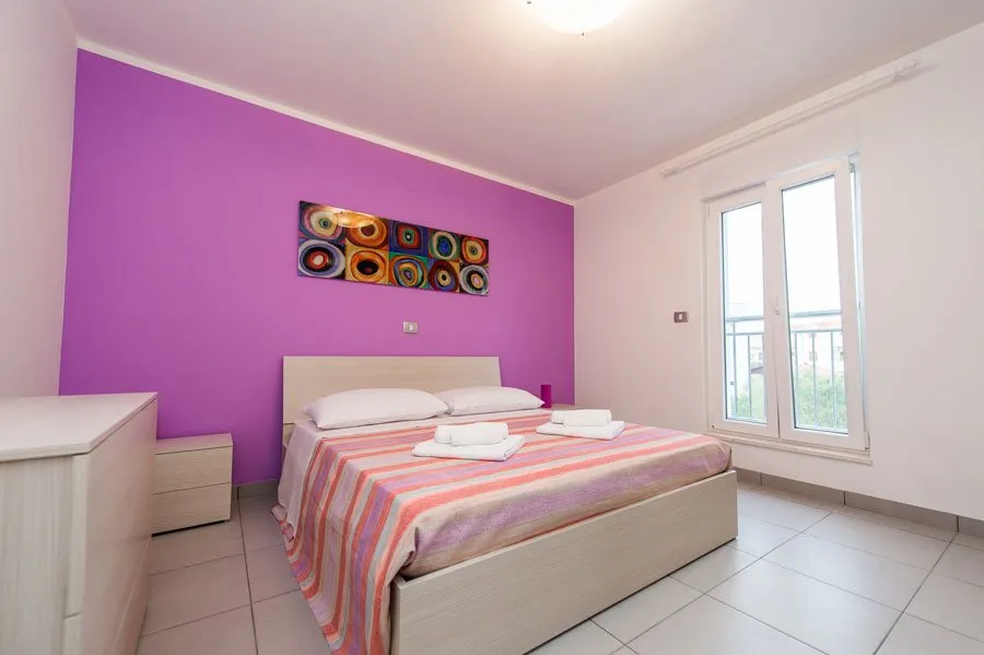 Superior & Výhled Moře apartmány s manželskou postelí růžové ložnice