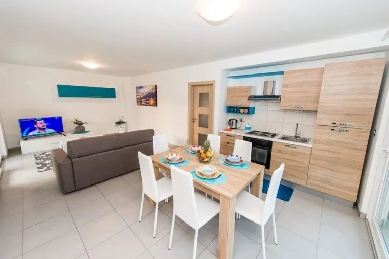 The living room with adjoining kitchen of the Sea View and Superior apartments