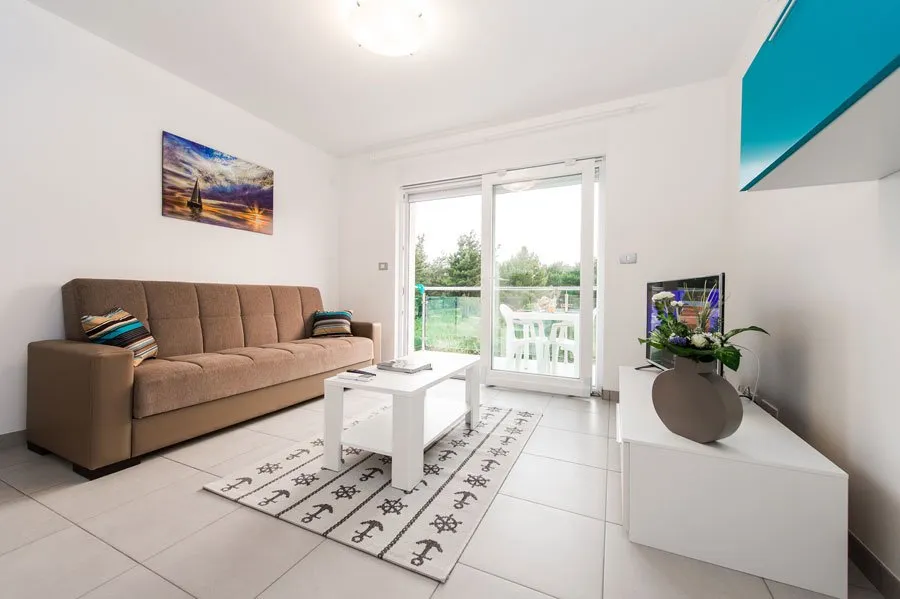 Apartament typu standard Salon z sofą i przesuwanymi drzwiami