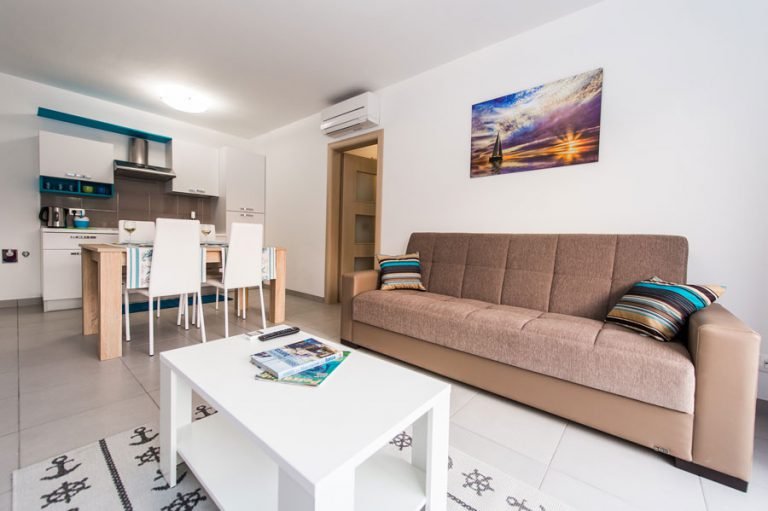 Apartament typu Standard z widokiem na salon i kuchnię