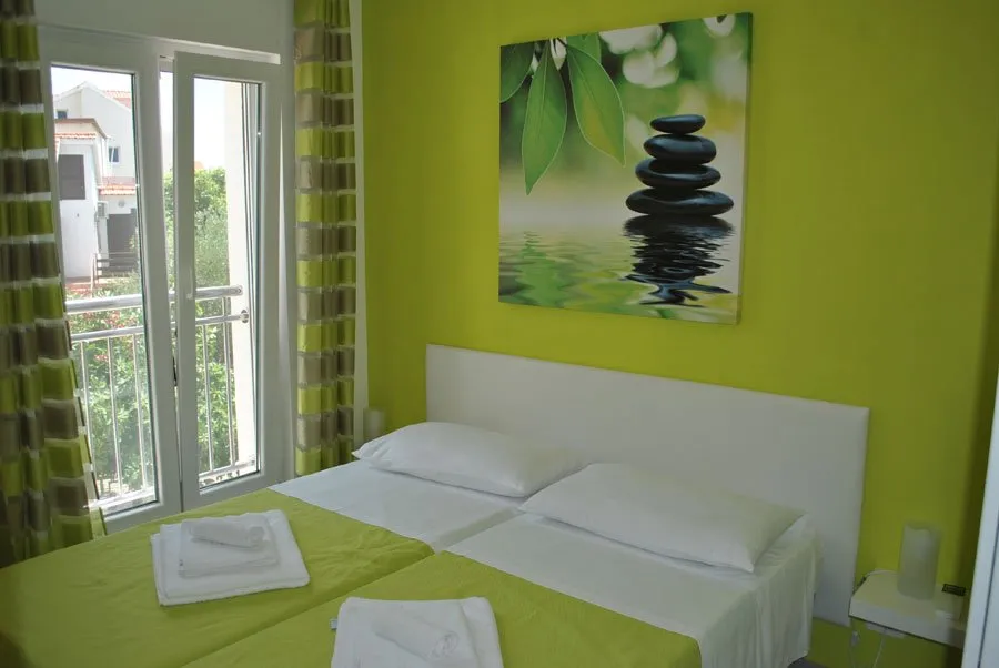Apartament typu standard green z dwoma łóżkami pojedynczymi w sypialni