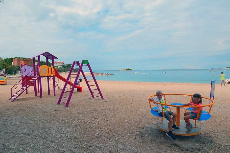 Plac zabaw dla dzieci na plaży Šepurine