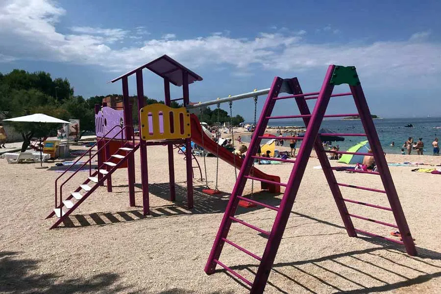 Obiekt rekreacyjny dla dzieci na plaży Lozica